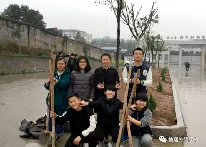 綠色春天，學(xué)生會(huì)植樹(shù)校園