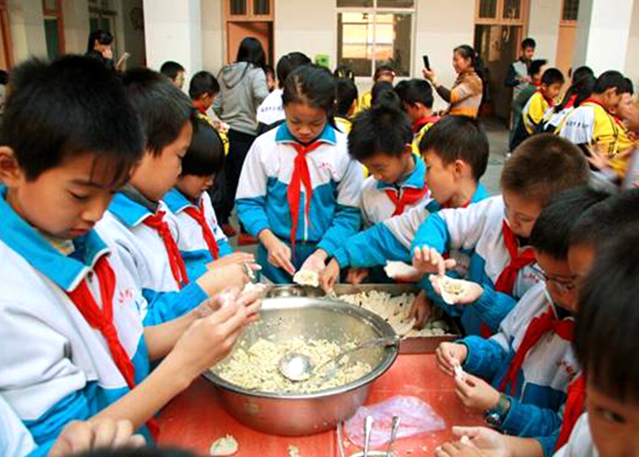 小學(xué)校區(qū)舉行“包餃子”活動